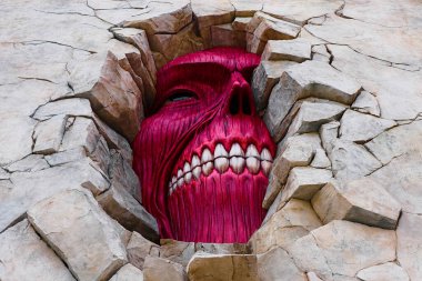 Osaka, Japonya - 6 Şubat 2015: Japonya Universal Stüdyoları 'ndaki Titan Saldırısı' ndan (Shingeki no Kyojin) kalma duvar devi heykeli.