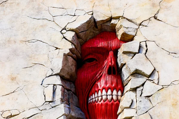 Osaka, Japonya - 6 Şubat 2015: Japonya Universal Stüdyoları 'ndaki Titan Saldırısı' ndan (Shingeki no Kyojin) kalma duvar devi heykeli.