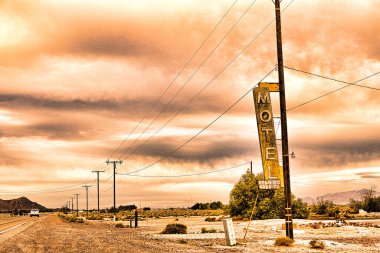 Kaliforniya 'nın ortasında tarihi Route 66 boyunca eski bir otel harabesi var..