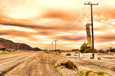 Kaliforniya 'nın ortasında tarihi Route 66 boyunca eski bir otel harabesi var..