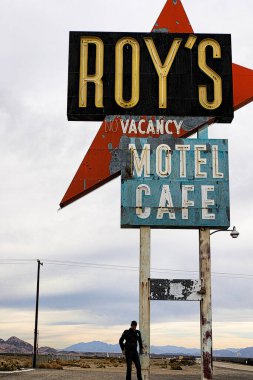 Amboy, CA / USA - 27 Ekim 2015: Tarihi Otoyol 66 'daki Efsanevi Roy' un Motel ve Kafesi.
