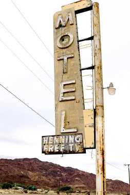Kaliforniya 'nın ortasında tarihi Route 66 boyunca eski bir otel harabesi var..