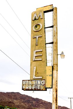 Kaliforniya 'nın ortasında tarihi Route 66 boyunca eski bir otel harabesi var..