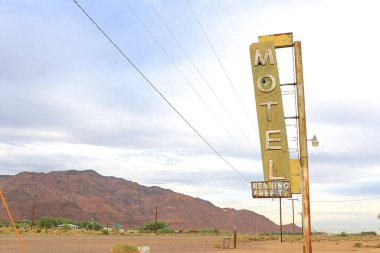 Kaliforniya 'nın ortasında tarihi Route 66 boyunca eski bir otel harabesi var..