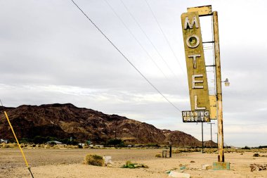 Kaliforniya 'nın ortasında tarihi Route 66 boyunca eski bir otel harabesi var..