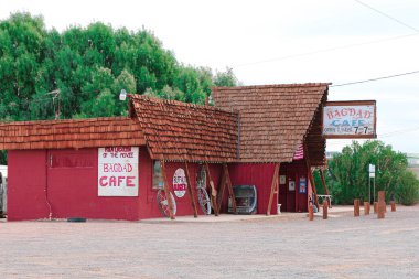 Bağdat, Kaliforniya, ABD - 29 Ekim 2015: Mojave Çölü 'ndeki 66 no' lu karayolu boyunca uzanan Bağdat Kafe, 1987 Alman filminin aynı adı altında gösterime girmesiyle ünlü oldu..