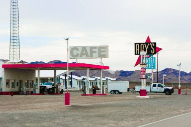 Amboy, CA / USA - 27 Ekim 2015: Tarihi Otoyol 66 'daki Efsanevi Roy' un Motel ve Kafesi.