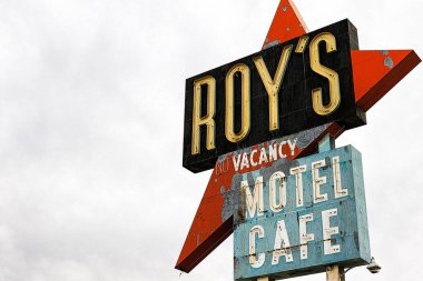 Amboy, CA / USA - 27 Ekim 2015: Tarihi Otoyol 66 'daki Efsanevi Roy' un Motel ve Kafesi.