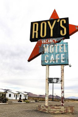Amboy, CA / USA - 27 Ekim 2015: Tarihi Otoyol 66 'daki Efsanevi Roy' un Motel ve Kafesi.