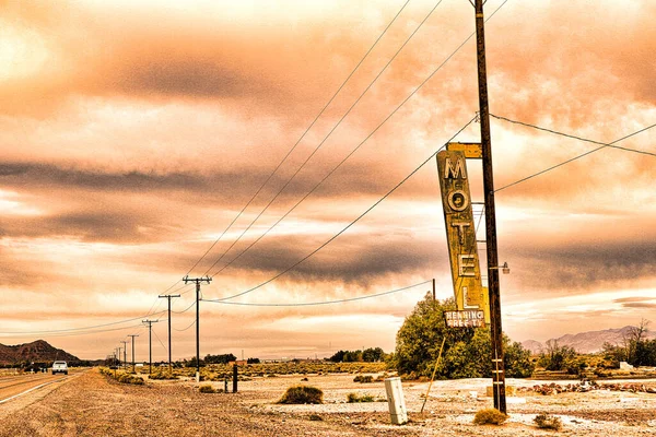 加州中部广阔的莫哈韦沙漠中 古老的汽车旅馆标志沿着历史性的66号公路被毁 — 图库照片