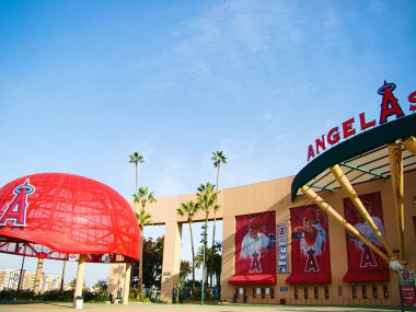 Anaheim, CA / Los Angeles. 29 Ekim 2016, Anaheim, CA 'da bir beyzbol takımı olan Angel Stadyumu' nun ana girişi..