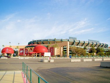 Anaheim, CA / Los Angeles. 29 Ekim 2016, Anaheim, CA 'da bir beyzbol takımı olan Angel Stadyumu' nun ana girişi..