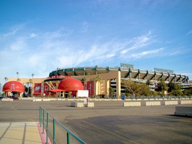 Anaheim, CA / Los Angeles. 29 Ekim 2016, Anaheim, CA 'da bir beyzbol takımı olan Angel Stadyumu' nun ana girişi..