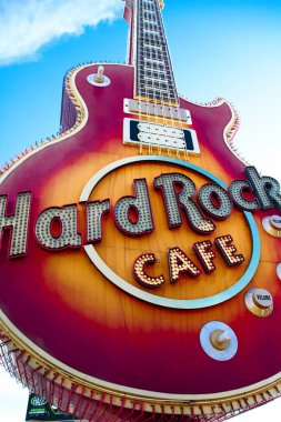 Las Vegas, ABD - 2009 Ekim 2016: Hard Rock Hotel Las Vegas, ABD 'deki Hard Rock Cafe restoranının Iconic tabelası. Hard Rock Cafe temalı restoranlar zinciri..