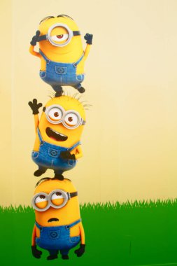 OSAKA, JAPONYA - 13 Kasım 2019 Japonya Universal Stüdyoları 'ndaki MINION heykelini kapatın. Minyonlar Despicable Me animasyonundan ünlü karakterlerdir..