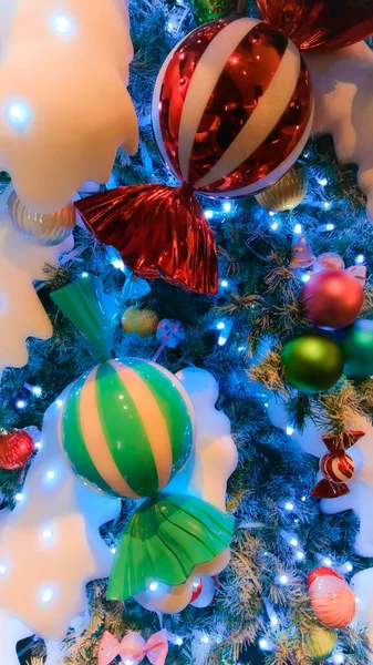 Muchos Adornos Coloridos Árbol Navidad Feliz Navidad Felices Fiestas Una —  Fotos de Stock