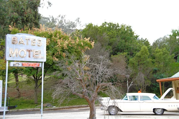 LOS ANGELES, CALIFORNIA, ABD - 26 Ekim 2015: Universal Stüdyoları Hollywood - Bates Motel Tabelası ünlü Hitchcock filmi 