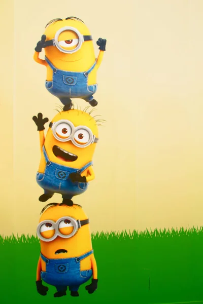 OSAKA, JAPONYA - 13 Kasım 2019 Japonya Universal Stüdyoları 'ndaki MINION heykelini kapatın. Minyonlar Despicable Me animasyonundan ünlü karakterlerdir..