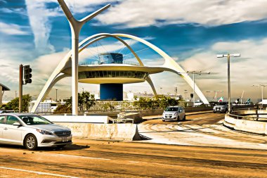 Los Angeles, CA / USA - 14 Eylül 2018: Los Angeles Uluslararası Havalimanı 'ndaki tema binasının önünden geçen araba Los Angeles İl Meclisi tarafından tarihi ve kültürel bir anıt olarak gösterildi. .