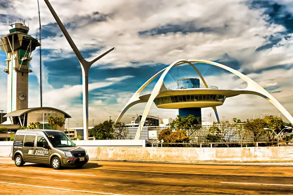 Los Angeles Usa Sep 2018 Bilen Passerar Framför Temabyggnaden Los — Stockfoto