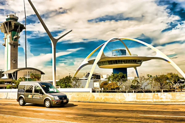 2018年9月14日 ロサンゼルス国際空港のテーマビル前を通る車がロサンゼルス市議会により歴史文化的建造物に指定される — ストック写真