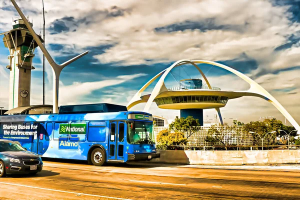 2018年9月14日 ロサンゼルス国際空港のテーマビル前を通るシャトルバスがロサンゼルス市議会により歴史文化財に指定される — ストック写真