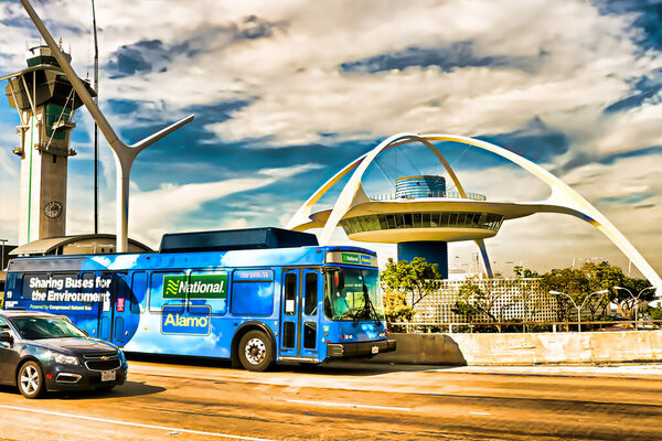 Лос-Анджелес, Калифорния / США - 14 сентября 2018 года: Шаттл "Автобус", проезжающий перед зданием тематики в Международном аэропорту Лос-Анджелеса, был признан историко-культурным памятником Городским советом Лос-Анджелеса .