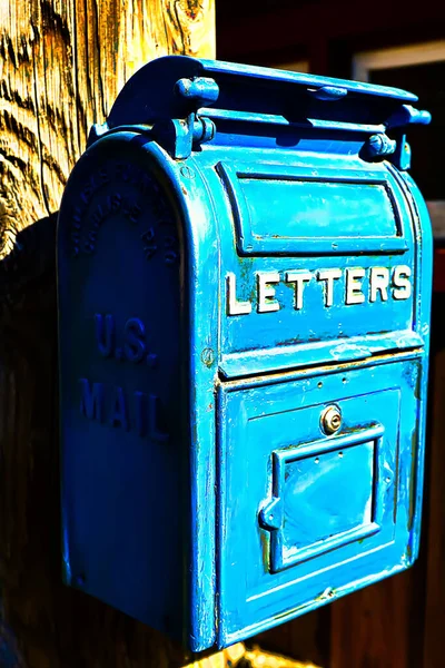 Tahtadan Yapılmış Telegraph Üzerindeki Antika Mavi Posta Kutusu Çok Eski — Stok fotoğraf