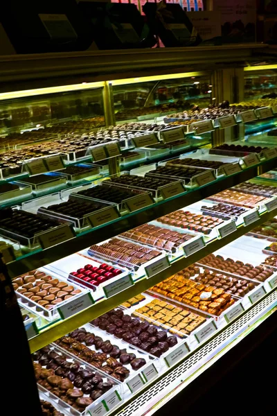 Dulces Chocolate Escaparate Soporte Con Chocolates Variedad Trufas Gourmet Una —  Fotos de Stock