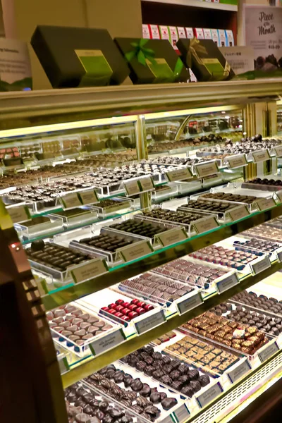 Schokoladenbonbons Einem Schaufenster Ständer Mit Pralinen Verschiedene Gourmet Trüffeln Einer — Stockfoto