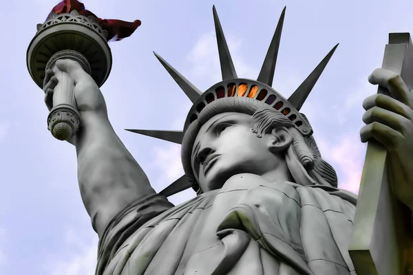 自由女神像是一座巨大的铜像 由法国雕塑家奥古斯特 巴特勒迪设计 古斯塔夫 埃菲勒建造 它建于1886年10月28日 是美国7月4日最著名的雕像之一 — 图库照片