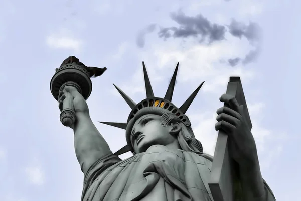 自由女神像是一座巨大的铜像 由法国雕塑家奥古斯特 巴特勒迪设计 古斯塔夫 埃菲勒建造 它建于1886年10月28日 是美国7月4日最著名的雕像之一 — 图库照片