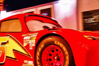Anaheim, CA / USA - 1 Kasım 2008: Anaheim 'da Disney Land' de düzenlenen geçit töreninde Arabalar Şimşek McQueen.