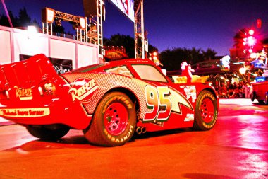 Anaheim, CA / USA - 1 Kasım 2008: Anaheim 'da Disney Land' de düzenlenen geçit töreninde Arabalar Şimşek McQueen.