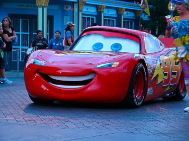 Anaheim, CA / USA - 1 Kasım 2008: Anaheim 'da Disney Land' de düzenlenen geçit töreninde Arabalar Şimşek McQueen.