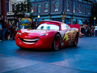 Anaheim, CA / USA - 1 Kasım 2008: Anaheim 'da Disney Land' de düzenlenen geçit töreninde Arabalar Şimşek McQueen.