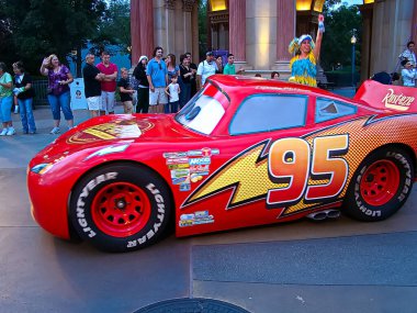 Anaheim, CA / USA - 1 Kasım 2008: Anaheim 'da Disney Land' de düzenlenen geçit töreninde Arabalar Şimşek McQueen.