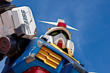 OSAKA,JAPAN - AUG 22 2025 : Editorial photo of the life-sized Mobile Suits RX-78 F00 E Gundam GLS FEATHER UNIT statue with Arm Reaching for the Sky at GUNDAM NEXT FUTURE PAVILION, Expo 2025.