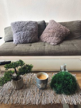 Evdeki masada bir fincan kahve.