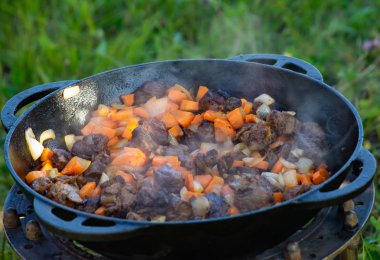 Kızarmış sebze, kuzu ve Tayland pilavı.