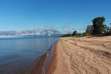 Bulutlar Baykal Gölü 'ndeki dağlar boyunca yüzer.