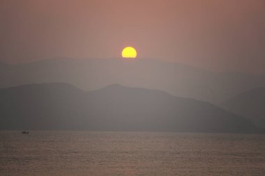 Sahilde şafakla tanışan bir adam