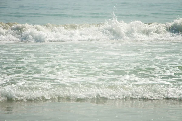 Onde Che Lambiscono Costa Del Mare — Foto Stock