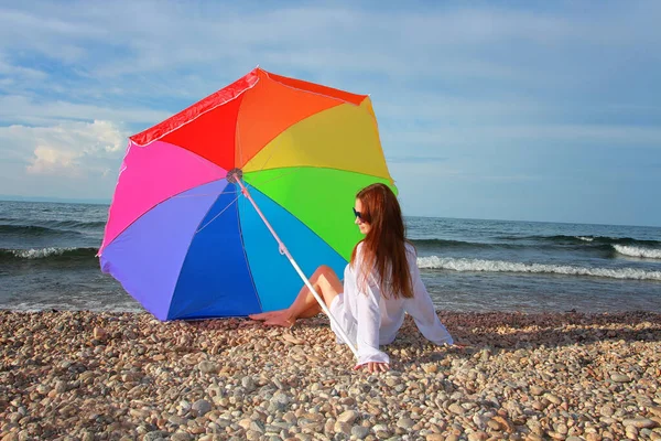 Девушка Сидит Рядом Зонтиком Пляже — стоковое фото