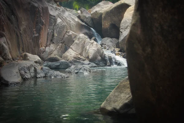 Bela Cachoeira Nas Montanhas — Fotografia de Stock