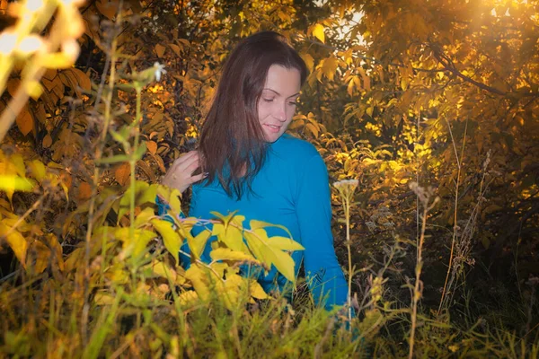Uma Menina Fotografada Floresta Outono — Fotografia de Stock