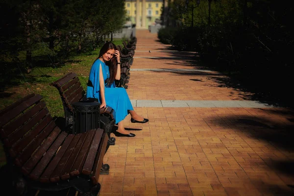 Mädchen Sitzt Auf Einer Parkbank — Stockfoto