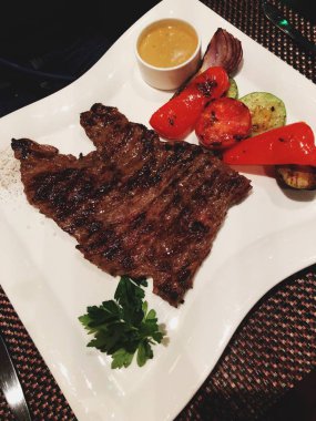 Izgara sebzeli, biberli, domatesli ve peynirli biftek.