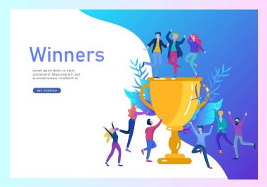 İş takım başarı tutun altın kazanan Kupası, insanlar kavramı ile zafer mutlu. Ofis çalışanları ile büyük kupa kutlama