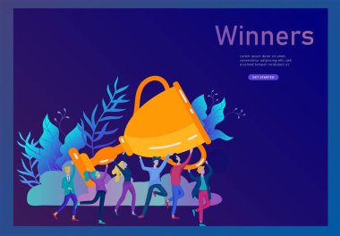 İş takım başarı tutun altın kazanan Kupası, insanlar kavramı ile zafer mutlu. Ofis çalışanları ile büyük kupa kutlama